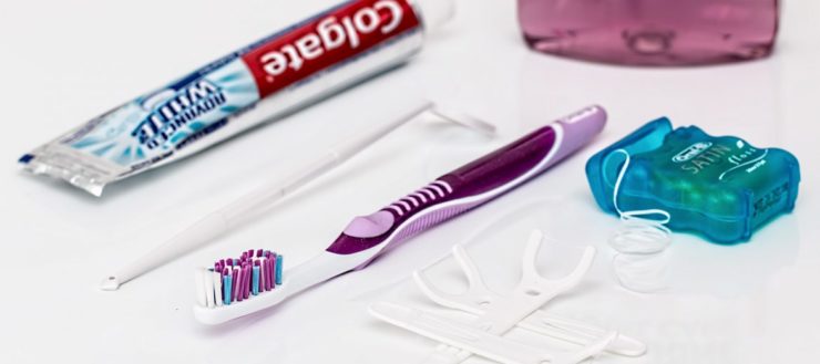 Отполировать фары зубной пастой
